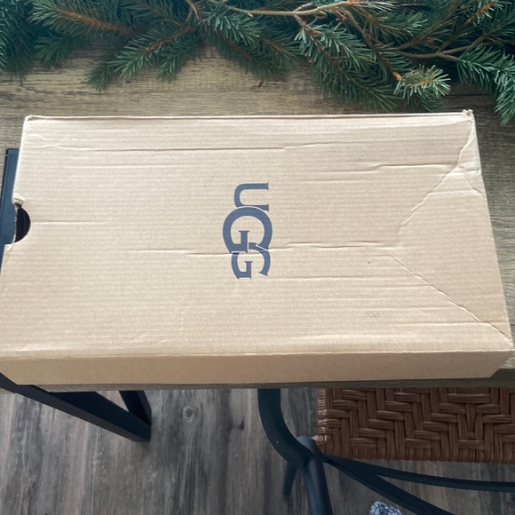 Uggs women’s pink fluff slippers - Picture 4 of 5